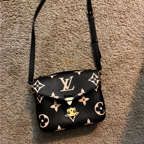 Louis Vuitton
Pochette Metis Bicolor Monogram Empreinte Giant. - Picture 8 of 12